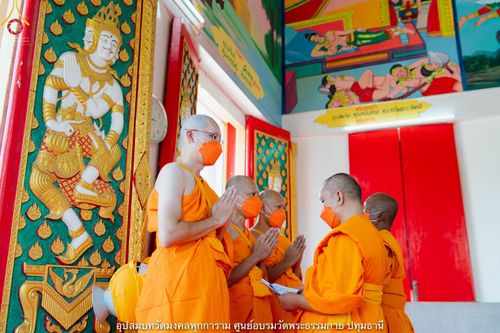 ภาพ No.40380:พิธีตัดปอยผม ปลงผม ขอขมารับผ้าไตรและพิธีบรรพชา ในโครงการอุปสมบท บูชาธรรมมหาปูชนียาจารย์ ประจำปี 2564 ชุดที่ 12
