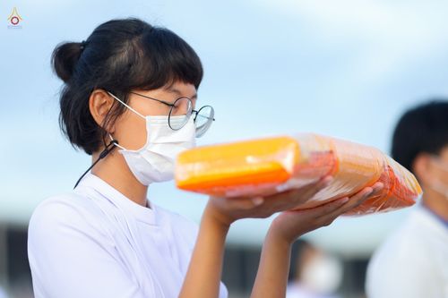 ภาพ No.47560:ประมวลภาพพิธีขอขมาและมอบผ้าไตร โครงการบรรพชาอุปสมบทหมู่ รุ่นเข้าพรรษา 2565