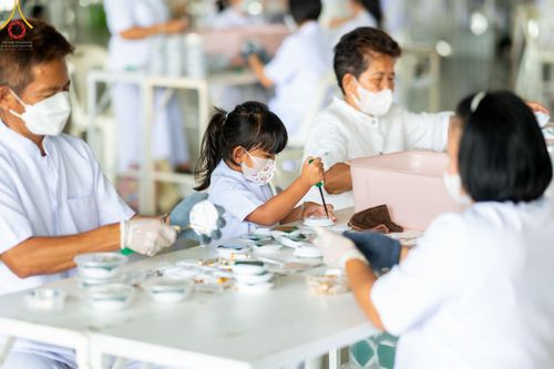 ภาพ No.49455:ประมวลภาพสาธุชนร่วมรับบุญ แกะถ่าน Led วันที่ 10 สิงหาคม พ.ศ. 2565 ณ วัดพระธรรมกาย