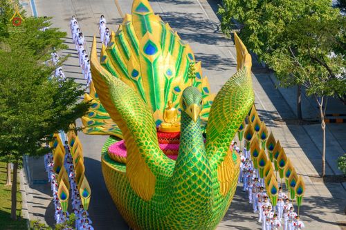 ภาพ No.42693:พิธีอัญเชิญมยุรนาวากาศ ประดิษฐาน ณ อาคาร 100 ปี เนื่องในวันคล้ายวันเกิด ครบ 113 ปี คุณยายอาจารย์มหารัตนอุบาสิกาจันทร์ ขนนกยูง