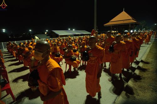 ภาพ No.282543:วันเสาร์ที่ 20 ธันวาคม พ.ศ.2568 พิธีตักบาตรพระ 10,000 รูป (ชุด 2) เนื่องในโอกาส 194 ปี จังหวัดกาญจนบุรี และอุทิศส่วนกุศลให้แด่บรรพชนทั้งหลาย บริเวณถนนสองแคว (Skywalk) เมืองกาญจนบุรี