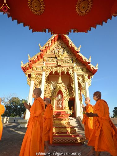 ภาพ No.40705:พิธีตัดปอยผม ปลงผม ขอขมารับผ้าไตรและพิธีบรรพชา ในโครงการอุปสมบท บูชาธรรมมหาปูชนียาจารย์ ประจำปี 2564 ชุดที่ 15