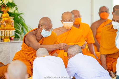 ภาพ No.40291:พิธีตัดปอยผม ปลงผม ขอขมารับผ้าไตรและพิธีบรรพชา ในโครงการอุปสมบท บูชาธรรมมหาปูชนียาจารย์ ประจำปี 2564 ชุดที่ 11