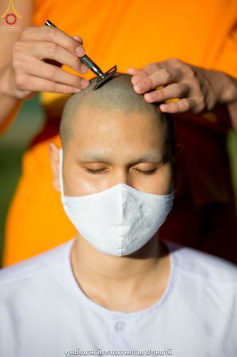 ภาพ No.39506:พิธีตัดปอยผม ปลงผม ขอขมารับผ้าไตรและพิธีบรรพชา ในโครงการอุปสมบท บูชาธรรมมหาปูชนียาจารย์ ประจำปี 2564  ชุดที่ 2