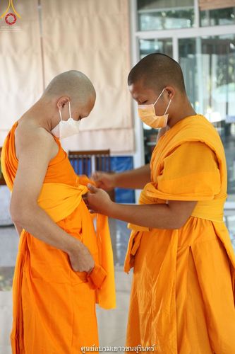 ภาพ No.40961:พิธีตัดปอยผม ปลงผม ขอขมารับผ้าไตรและพิธีบรรพชา ในโครงการอุปสมบท บูชาธรรมมหาปูชนียาจารย์ ประจำปี 2564 ชุดที่ 18