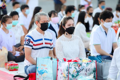 ภาพ No.49512:ประมวลภาพพิธีตักบาตรพระสงฆ์ 1,091 รูป เนื่องในวันแม่แห่งชาติ ณ ตลาดจัมโบ้ ชุดที่ 1