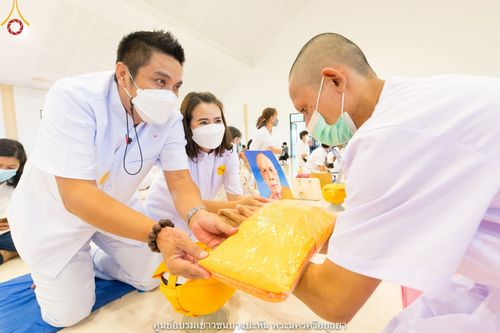 ภาพ No.40802:พิธีตัดปอยผม ปลงผม ขอขมารับผ้าไตรและพิธีบรรพชา ในโครงการอุปสมบท บูชาธรรมมหาปูชนียาจารย์ ประจำปี 2564 ชุดที่ 16