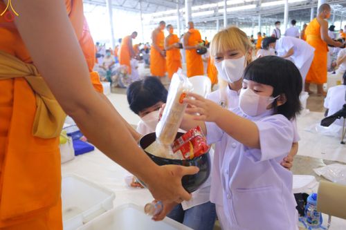 ภาพ No.52262:ประมวลภาพพิธีตักบาตรข้าวสารอาหารแห้ง (วันอาทิตย์ต้นเดือนตุลาคม) ณ บ้านแก้วเรือนทองคุณยายฯ วัดพระธรรมกาย