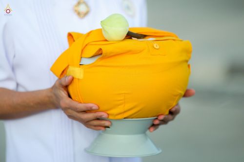 ภาพ No.47564:ประมวลภาพพิธีขอขมาและมอบผ้าไตร โครงการบรรพชาอุปสมบทหมู่ รุ่นเข้าพรรษา 2565