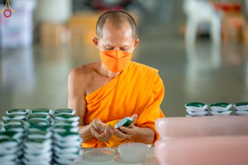 ภาพ No.49456:ประมวลภาพสาธุชนร่วมรับบุญ แกะถ่าน Led วันที่ 10 สิงหาคม พ.ศ. 2565 ณ วัดพระธรรมกาย