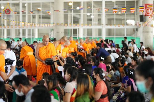 ภาพ No.52074:ประมวลภาพพิธีตักบาตรมิตรภาพไทย-เมียนมาร์ 105 รูป ณ วัดพระธรรมกาย