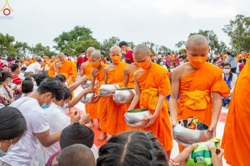 ภาพ No.50655:ประมวลภาพพิธีตักบาตร ณ วัดแม่แพ จ.แม่ฮ่องสอน เนื่องในวันธรรมชัย