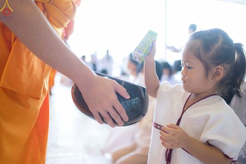 ภาพ No.52265:ประมวลภาพพิธีตักบาตรข้าวสารอาหารแห้ง (วันอาทิตย์ต้นเดือนตุลาคม) ณ บ้านแก้วเรือนทองคุณยายฯ วัดพระธรรมกาย