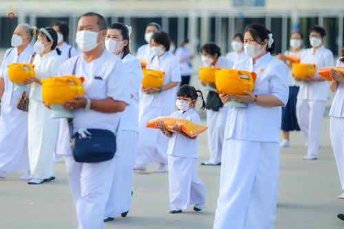 ภาพ No.47562:ประมวลภาพพิธีขอขมาและมอบผ้าไตร โครงการบรรพชาอุปสมบทหมู่ รุ่นเข้าพรรษา 2565