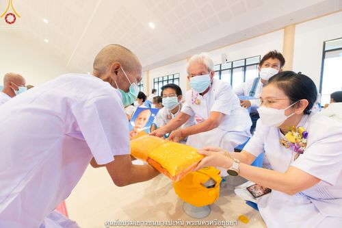 ภาพ No.40803:พิธีตัดปอยผม ปลงผม ขอขมารับผ้าไตรและพิธีบรรพชา ในโครงการอุปสมบท บูชาธรรมมหาปูชนียาจารย์ ประจำปี 2564 ชุดที่ 16