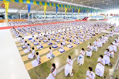 ภาพ No.48599:ประมวลภาพพิธีรำลึกถึงนักสร้างบารมี ในวันมหารำลึก ครั้งที่ 32 ณ วัดพระธรรมกาย