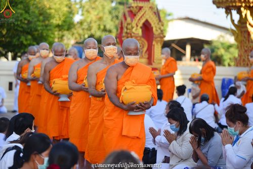 ภาพ No.40714:พิธีตัดปอยผม ปลงผม ขอขมารับผ้าไตรและพิธีบรรพชา ในโครงการอุปสมบท บูชาธรรมมหาปูชนียาจารย์ ประจำปี 2564 ชุดที่ 15