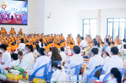 ภาพ No.41062:พิธีตัดปอยผม ปลงผม ขอขมารับผ้าไตรและพิธีบรรพชา ในโครงการอุปสมบท บูชาธรรมมหาปูชนียาจารย์ ประจำปี 2564 ชุดที่ 19