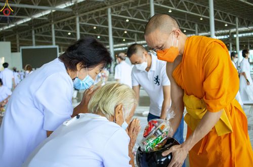 ภาพ No.52266:ประมวลภาพพิธีตักบาตรข้าวสารอาหารแห้ง (วันอาทิตย์ต้นเดือนตุลาคม) ณ บ้านแก้วเรือนทองคุณยายฯ วัดพระธรรมกาย