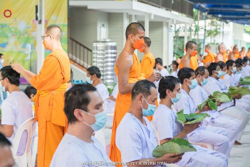 ภาพ No.39328:พิธีตัดปอยผมและปลงผมในโครงการอุปสมบท บูชาธรรมมหาปูชนียาจารย์ ประจำปี 2564 ชุดที่ 1