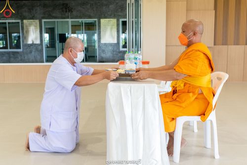 ภาพ No.39509:พิธีตัดปอยผม ปลงผม ขอขมารับผ้าไตรและพิธีบรรพชา ในโครงการอุปสมบท บูชาธรรมมหาปูชนียาจารย์ ประจำปี 2564  ชุดที่ 2