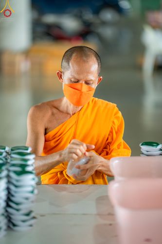 ภาพ No.49458:ประมวลภาพสาธุชนร่วมรับบุญ แกะถ่าน Led วันที่ 10 สิงหาคม พ.ศ. 2565 ณ วัดพระธรรมกาย