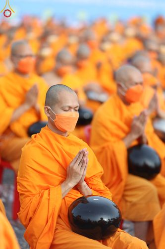 ภาพ No.49516:ประมวลภาพพิธีตักบาตรพระสงฆ์ 1,091 รูป เนื่องในวันแม่แห่งชาติ ณ ตลาดจัมโบ้ ชุดที่ 1