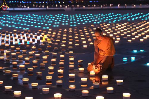 ภาพ No.45030:ประมวลภาพพิธีจุดประทีป​ วันคุ้ม​ครองโลก ณ วัดพระธรรมกาย