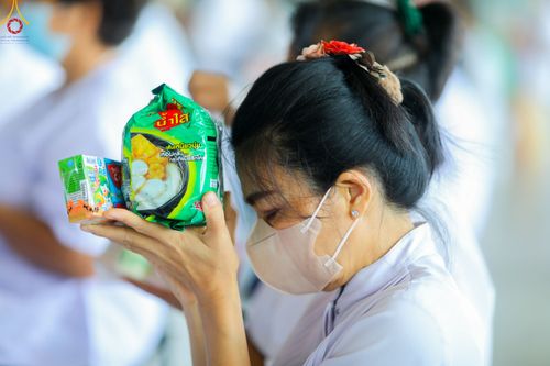 ภาพ No.52270:ประมวลภาพพิธีตักบาตรข้าวสารอาหารแห้ง (วันอาทิตย์ต้นเดือนตุลาคม) ณ บ้านแก้วเรือนทองคุณยายฯ วัดพระธรรมกาย