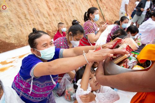 ภาพ No.50657:ประมวลภาพพิธีตักบาตร ณ วัดแม่แพ จ.แม่ฮ่องสอน เนื่องในวันธรรมชัย