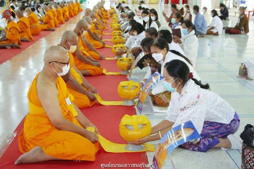 ภาพ No.40969:พิธีตัดปอยผม ปลงผม ขอขมารับผ้าไตรและพิธีบรรพชา ในโครงการอุปสมบท บูชาธรรมมหาปูชนียาจารย์ ประจำปี 2564 ชุดที่ 18