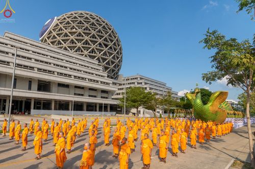 ภาพ No.43255:พิธีอัญเชิญมยุรนาวากาศ บูชาธรรมมหาปูชนียาจารย์ วันพฤหัสบดีที่ 3 กุมภาพันธ์ พ.ศ. 2565