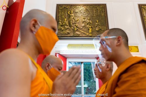 ภาพ No.40465:พิธีตัดปอยผม ปลงผม ขอขมารับผ้าไตรและพิธีบรรพชา ในโครงการอุปสมบท บูชาธรรมมหาปูชนียาจารย์ ประจำปี 2564 ชุดที่ 13