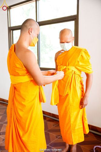 ภาพ No.39821:พิธีตัดปอยผม ปลงผม ขอขมารับผ้าไตรและพิธีบรรพชา ในโครงการอุปสมบท บูชาธรรมมหาปูชนียาจารย์ ประจำปี 2564 ชุดที่ 6