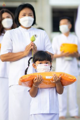 ภาพ No.47567:ประมวลภาพพิธีขอขมาและมอบผ้าไตร โครงการบรรพชาอุปสมบทหมู่ รุ่นเข้าพรรษา 2565