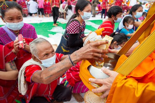 ภาพ No.50658:ประมวลภาพพิธีตักบาตร ณ วัดแม่แพ จ.แม่ฮ่องสอน เนื่องในวันธรรมชัย