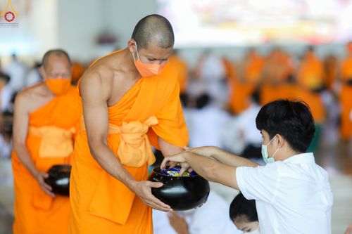 ภาพ No.52268:ประมวลภาพพิธีตักบาตรข้าวสารอาหารแห้ง (วันอาทิตย์ต้นเดือนตุลาคม) ณ บ้านแก้วเรือนทองคุณยายฯ วัดพระธรรมกาย