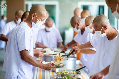 ภาพ No.39508:พิธีตัดปอยผม ปลงผม ขอขมารับผ้าไตรและพิธีบรรพชา ในโครงการอุปสมบท บูชาธรรมมหาปูชนียาจารย์ ประจำปี 2564  ชุดที่ 2