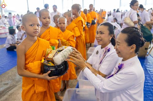 ภาพ No.318272:วันอาทิตย์ต้นเดือนที่ 5 เมษายน พ.ศ.2569 พิธีตักบาตร ณ บ้านแก้วเรือนทองคุณยายอาจารย์ฯ วัดพระธรรมกาย