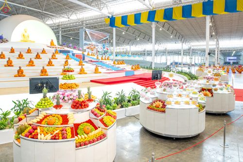 ภาพ No.311391:วันอาทิตย์ต้นเดือนที่ 1 มีนาคม พ.ศ.2569 พิธีตักบาตร และ พิธีบูชาข้าวพระ ณ สภาธรรมกายสากล วัดพระธรรมกาย