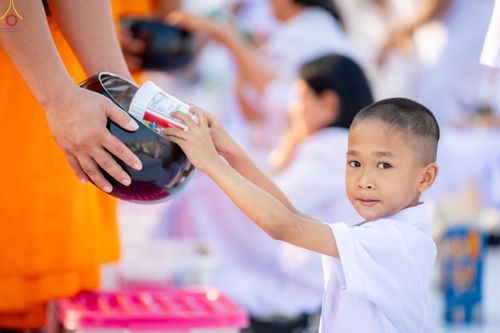 ภาพ No.279873:วันที่ 1 มกราคม พ.ศ.2569 พิธีตักบาตรในวันขึ้นปีใหม่ ณ ลานธรรม วัดพระธรรมกาย