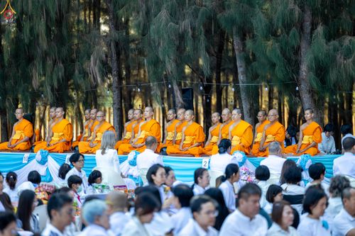 ภาพ No.289190:วันที่ 7 มกราคม พ.ศ. 2569 พิธีตักบาตรพระธรรมยาตรา ณ อนุสรณ์สถานลำดับที่ 1 สถานที่เกิดด้วยรูปกายเนื้อ อนุสรณ์สถานมหาวิหารพระมงคลเทพมุนี (โลตัสแลนด์) อ.สองพี่น้อง จ.สุพรรณบุรี ในโครงการธรรมยาตรา กตัญญูบูชา มหาปูชนียาจารย์ พระมงคลเทพมุนี(สด จนฺทสโร) พระผู้ป