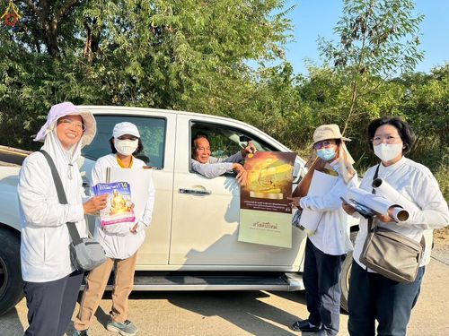 ภาพ No.300446:ภาพเบื้องหลังอาสาสมัครรวมใจ ชุดที่ 3 ในโครงการธรรมยาตรา กตัญญูบูชา มหาปูชนียาจารย์ พระมงคลเทพมุนี(สด จนฺทสโร) พระผู้ปราบมาร อนุสรณ์สถาน 7 แห่ง ปีที่ 14