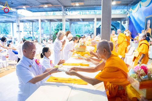 ภาพ No.288078:วันที่ 4 มกราคม พ.ศ. 2569 พิธีถวายภัตตาหารเป็นสังฆทาน แด่พระธรรมยาตรา ในโครงการธรรมยาตรา กตัญญูบูชา มหาปูชนียาจารย์ พระมงคลเทพมุนี(สด จนฺทสโร) พระผู้ปราบมาร อนุสรณ์สถาน 7 แห่ง ปีที่ 14 ณ อนุสรณ์สถานมหาวิหารพระมงคลเทพมุนี (โลตัสแลนด์) อ.สองพี่น้อง จ.สุพรร