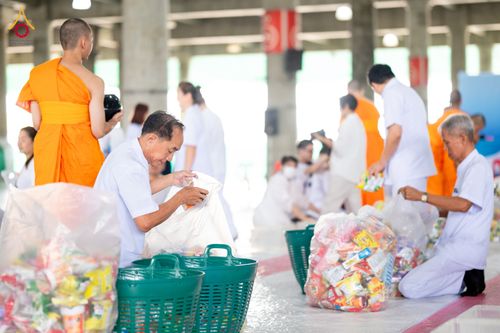 ภาพ No.336109:วันที่ 20 มิถุนายน พ.ศ. 2569 พิธีตักบาตรฉลองพระใหม่ โครงการอุปสมบทธรรมทายาทอุดมศึกษา รุ่นที่ 53