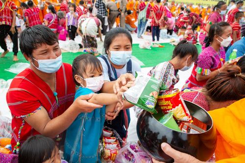 ภาพ No.50659:ประมวลภาพพิธีตักบาตร ณ วัดแม่แพ จ.แม่ฮ่องสอน เนื่องในวันธรรมชัย