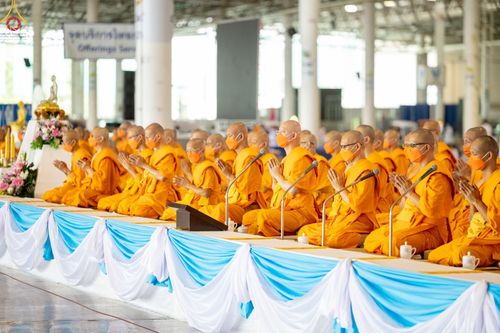 ภาพ No.48222:ประมวลภาพพิธีถวายผ้าอาบน้ำฝน และประทีปโคมไฟ เนื่องในวันอาสาฬหบูชา ประจำปี 2565