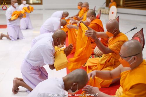 ภาพ No.40045:พิธีตัดปอยผม ปลงผม ขอขมารับผ้าไตรและพิธีบรรพชา ในโครงการอุปสมบท บูชาธรรมมหาปูชนียาจารย์ ประจำปี 2564 ชุดที่ 8