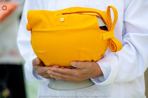 ภาพ No.39908:พิธีตัดปอยผม ปลงผม ขอขมารับผ้าไตรและพิธีบรรพชา ในโครงการอุปสมบท บูชาธรรมมหาปูชนียาจารย์ ประจำปี 2564 ชุดที่ 7