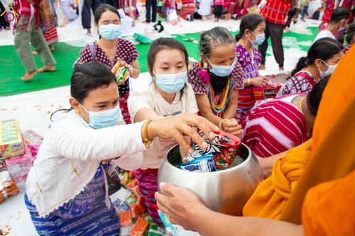 ภาพ No.50661:ประมวลภาพพิธีตักบาตร ณ วัดแม่แพ จ.แม่ฮ่องสอน เนื่องในวันธรรมชัย